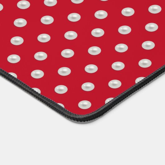 Witte parels op rood bureaumat (Hoek)