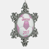 Witte parels op roze Voetbal Tin Sneeuwvlok Ornament (Links)