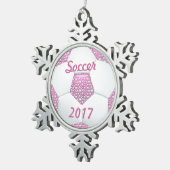 Witte parels op roze Voetbal Tin Sneeuwvlok Ornament (Rechts)