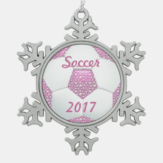 Witte parels op roze Voetbal Tin Sneeuwvlok Ornament (Voorkant)