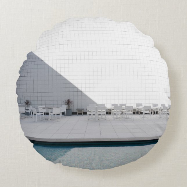 WITTE PATIO-TABEL MET VOORZITTERS TIJDENS DE DAG ROND KUSSEN (Voorkant)