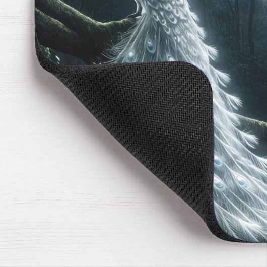 Witte pauw in het maanverlichte bos muismat (Hoek)