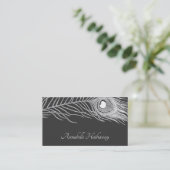 Witte pauw veer op zwarte visitekaartje (Staand voorkant)