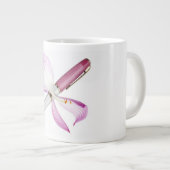 witte pen met roze lint grote koffiekop (Voorkant rechts)