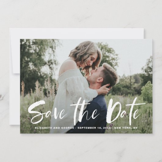 Witte penseel met de hand geletterde foto Save the Date (Voorkant)