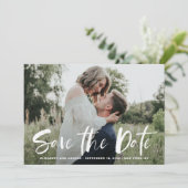 Witte penseel met de hand geletterde foto Save the Date (Staand voorkant)