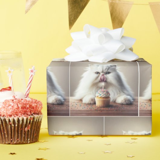Witte Perzische kat met verjaardagscupcake Cadeaupapier (Verjaardagsfeest)