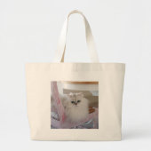 Witte Perzische kat op een roze stoel Grote Tote Bag (Voorkant)