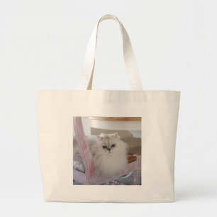 Witte Perzische kat op een roze stoel Grote Tote Bag