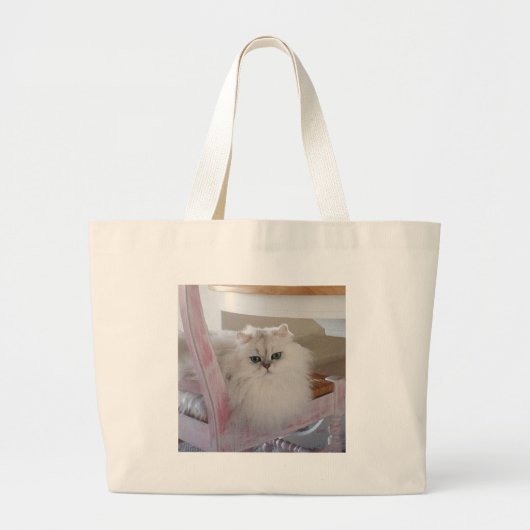 Witte Perzische kat op een roze stoel Grote Tote Bag (Voorkant)