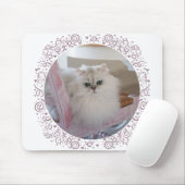 Witte Perzische kat op een roze stoel Muismat (Met muis)