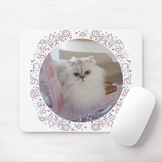 Witte Perzische kat op een roze stoel Muismat (Met muis)