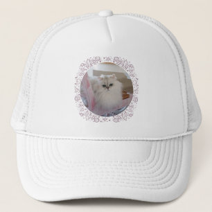 Witte Perzische Kat op een Roze Stoel Trucker Pet