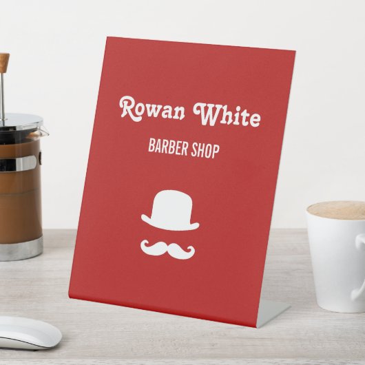 Witte pet en snor-silhouet rood reclamebord met voetstuk (Insitu)