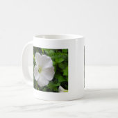 witte petunia bloem koffiemok (Voorkant links)