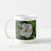 witte petunia bloem koffiemok (Links)