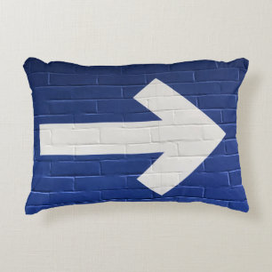 Witte pijl geschilderd op bakstenen wand accent kussen