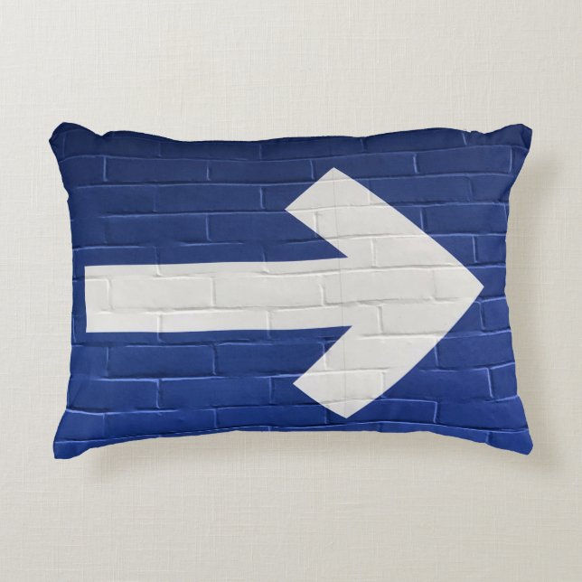 Witte pijl geschilderd op bakstenen wand accent kussen (Voorkant)