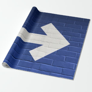 Witte pijl geschilderd op bakstenen wand cadeaupapier