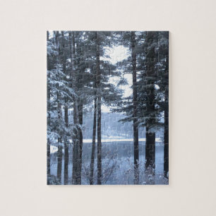 Witte pijnbomen in blauw licht. legpuzzel