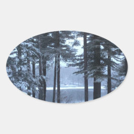 Witte pijnbomen in blauw licht — ovale sticker