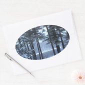 Witte pijnbomen in blauw licht — ovale sticker (Envelop)