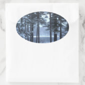 Witte pijnbomen in blauw licht — ovale sticker (Tas)