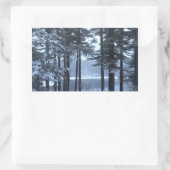 Witte pijnbomen in blauw licht — rechthoekige sticker (Tas)