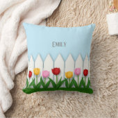 Witte piket hek met tulpen gepersonaliseerd kussen (Deken)