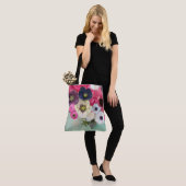 WITTE PINKROSSEN, ANEMONSENSTROMEN, BLAUWGROEN AQU TOTE BAG (Op model)