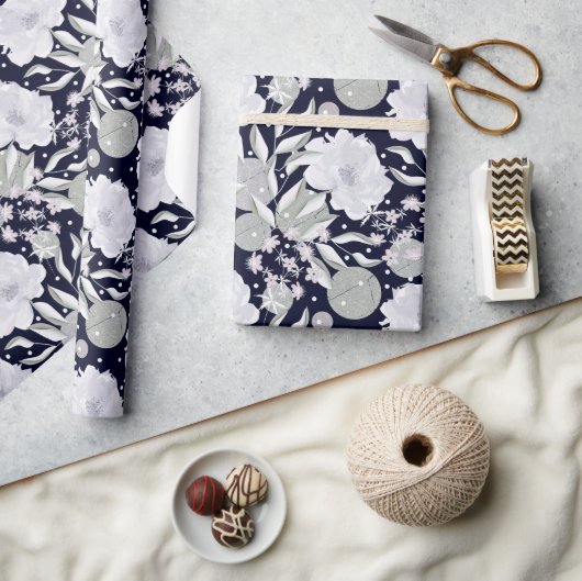 Witte pioen bloemen op donkerblauw. cadeaupapier (Crafts)