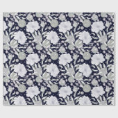 Witte pioen bloemen op donkerblauw. cadeaupapier (Vlak)