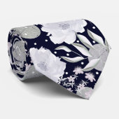 Witte pioen bloemen op donkerblauw. stropdas (Opgerold)