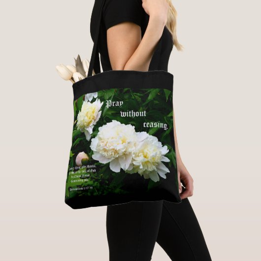Witte Pioen Trio, 1 Thessalonicenzen 5:17-18 Tote Bag (Dichtbij)