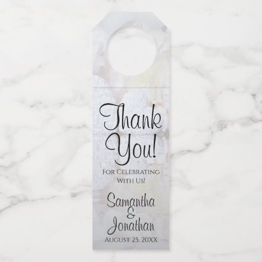 Witte Pioenen Modern Script Bruiloft Dank u Flessenhanger (Voorkant)