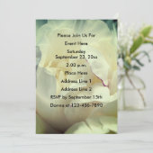 Witte pioenroos bloemblaadjes uitnodiging (Staand voorkant)