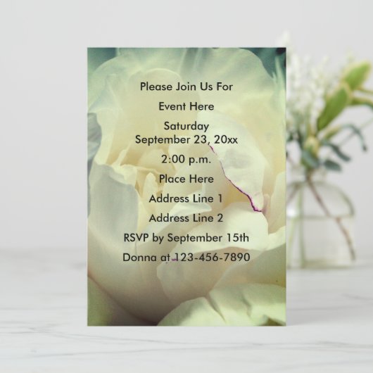 Witte pioenroos bloemblaadjes uitnodiging (Staand voorkant)