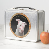 Witte pitbull met rode kussen over zijn gezicht. (In situ)