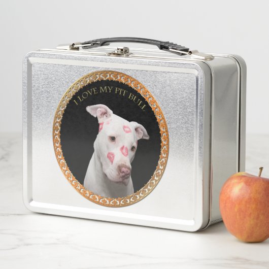 Witte pitbull met rode kussen over zijn gezicht. (In situ)