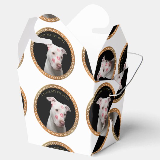 Witte pitbull met rode kussen over zijn gezicht. bedankdoosjes (Geopend)