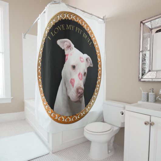 Witte pitbull met rode kussen over zijn gezicht. douchegordijn (In situ)