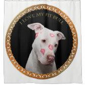 Witte pitbull met rode kussen over zijn gezicht. douchegordijn (Voorkant)