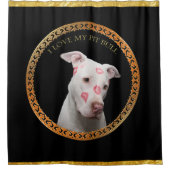 Witte pitbull met rode kussen over zijn gezicht. douchegordijn (Voorkant)