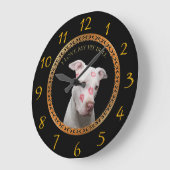 Witte pitbull met rode kussen over zijn gezicht. grote klok (Hoek)