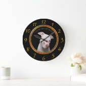 Witte pitbull met rode kussen over zijn gezicht. grote klok (Huis)