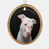 Witte pitbull met rode kussen over zijn gezicht. keramisch ornament (Links)
