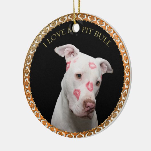 Witte pitbull met rode kussen over zijn gezicht. keramisch ornament (Links)