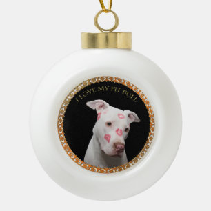 Witte pitbull met rode kussen over zijn gezicht. keramische bal ornament