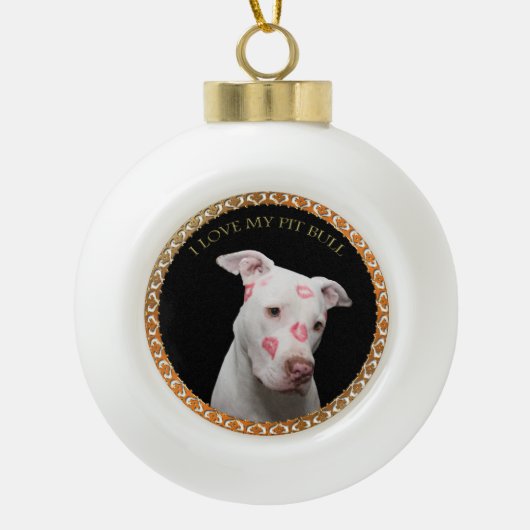 Witte pitbull met rode kussen over zijn gezicht. keramische bal ornament (Voorkant)