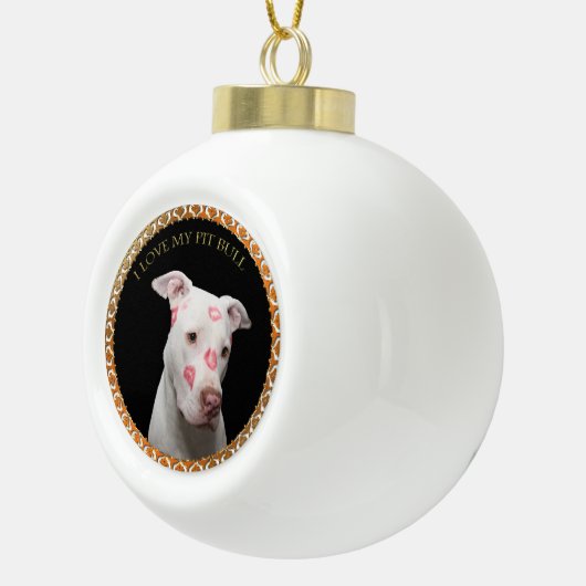 Witte pitbull met rode kussen over zijn gezicht. keramische bal ornament (Rechts)